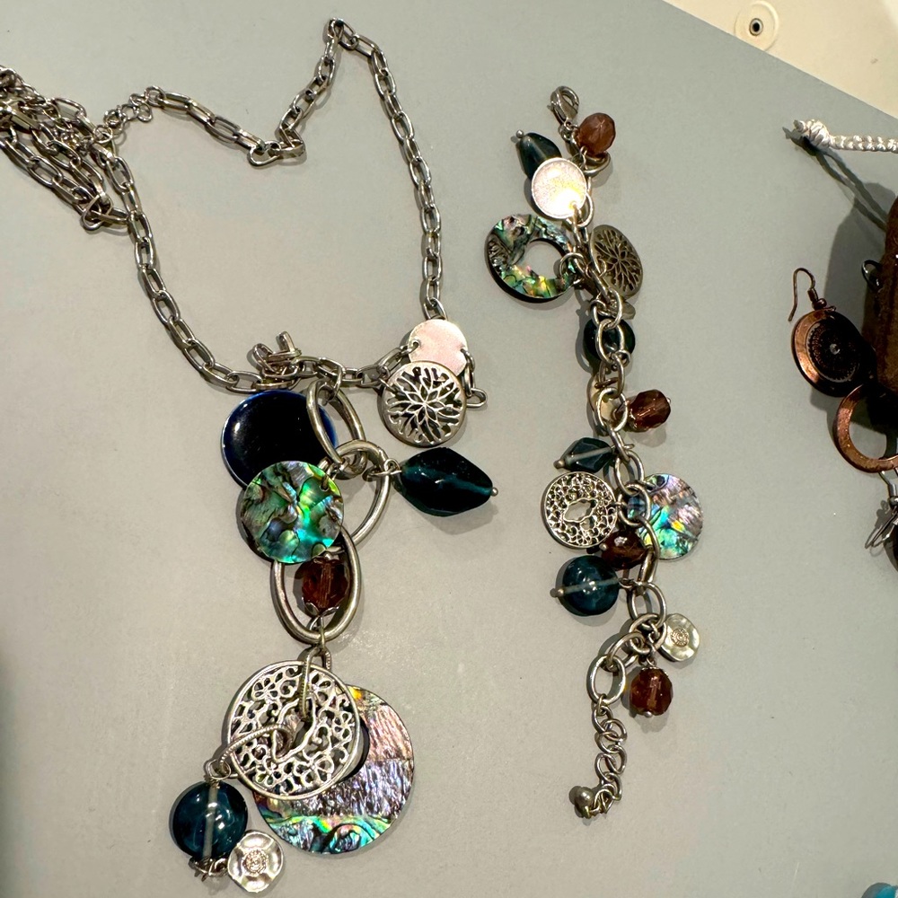 This is a beautiful necklace and bracelet set.
